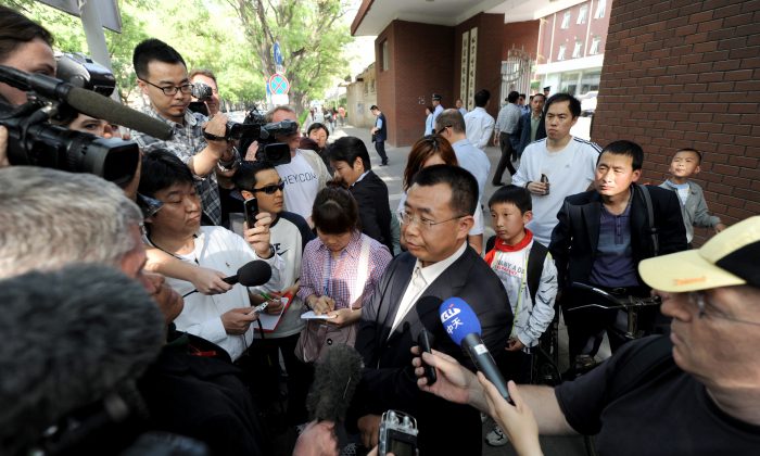 2012年5月2日，外國記者在北京採訪了中國維權律師江天勇。(Mark Ralston/AFP/Getty Images)