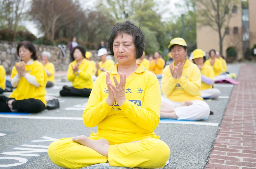 Falun Gong practitioners meditating in front of the Chinese Consulate in Washington DC to commemorate the 20th anniversary of Falun Gong's April 25 Appeal in Beijing on April 14, 2019. (photo by Lisa Fan. ) 2019年4月14日，華盛頓特區部份法輪功學員在中領館前舉行紀念「四·二五」萬人大上訪二十週年活動。（攝影：李莎）