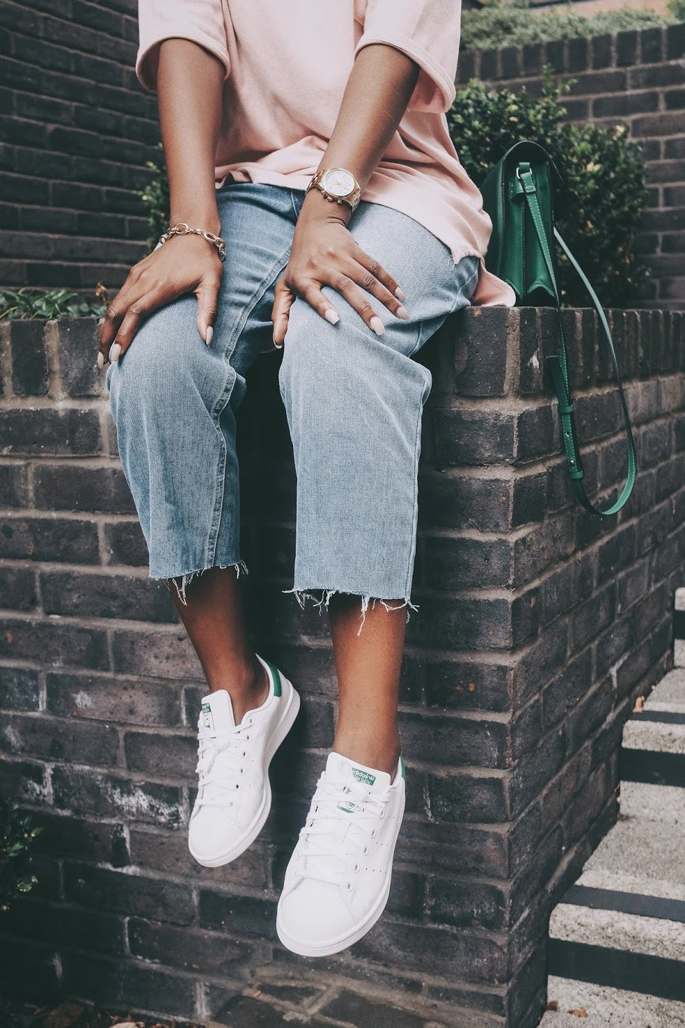 Oversized T-shirt Cropped Blue Jeans and Adidas Stan Smiths