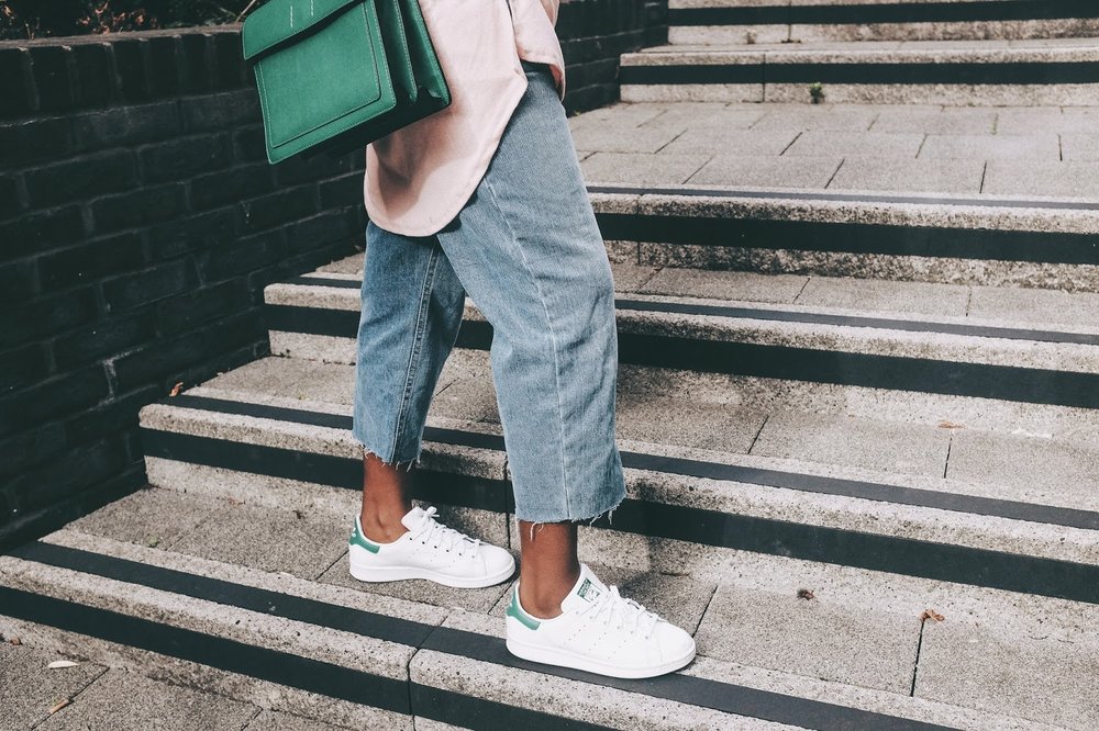 Oversized T-shirt Cropped Blue Jeans and Adidas Stan Smiths
