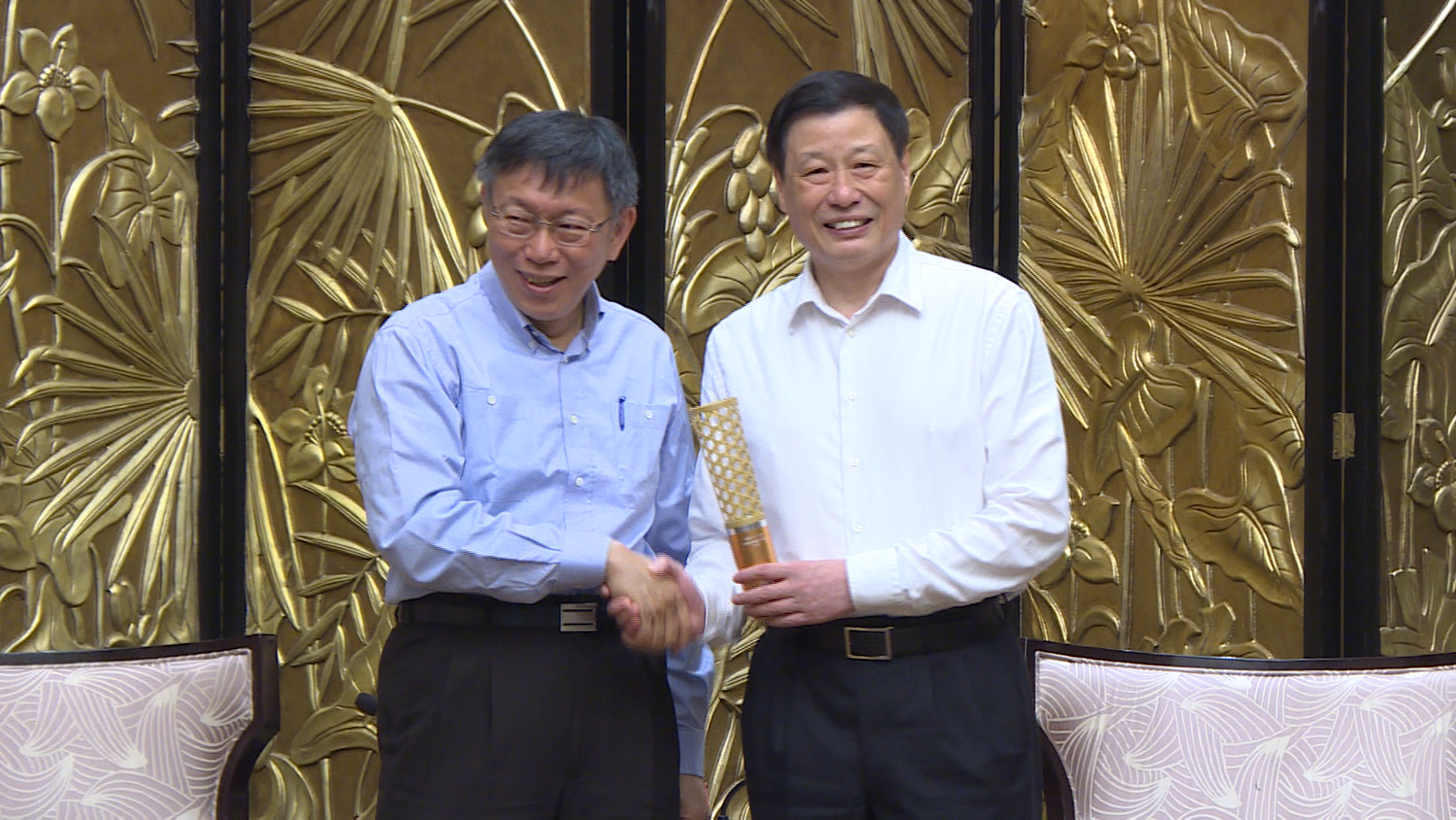 台北市長柯文哲在雙城論壇與中共上海市委副書記兼上海市長應勇握手。圖片提供：民視新聞 