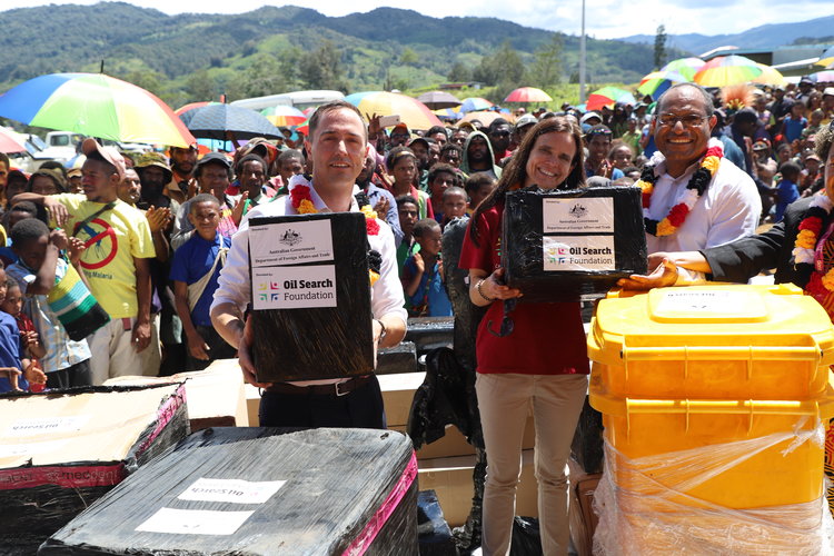  William Robinson, Counsellor Health at the Australian High Commission, Stephanie Copus-Campbell â€“ executive director Oil Search Foundation; Hela Provincial Health Authority CEO Dr James Kintwa with the equipment donated to the Koroba district hospital.   