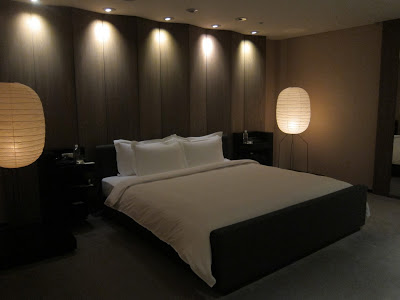 picture of the king bed and bedroom with large traditional japanese lamps in the park suite at the park hyatt tokyo in shinjuku