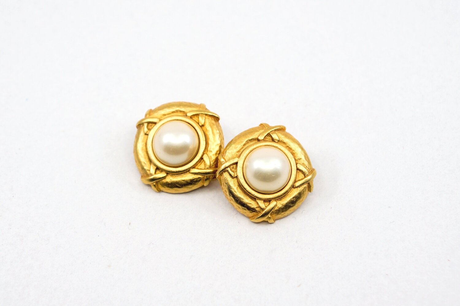 Vintage iconic style costume pearl earrings — Le Grand Strip