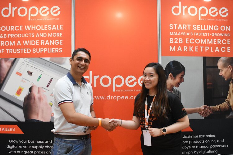The lucky winner of a RM3000 voucher from Dropee - Gaurav Joshi (Director at Mojo’s Kitchen) with Lennise Ng, Dropee’s CEO.