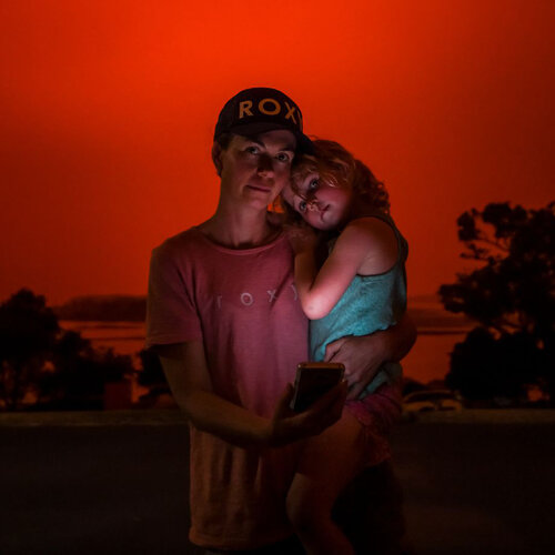 Josie Kerr [wearing ROXY tee and cap] and Ellie were forced to evacuate their home in Mallacoota [Australia]. Justin McManus/The Age/Fairfax Media via Getty Images