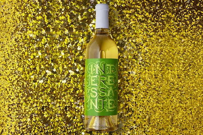 barrel-and-ink-interessant-white-wine-gold