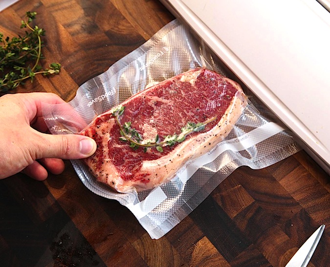 sealing-Steak-Sous-Vide-Photo