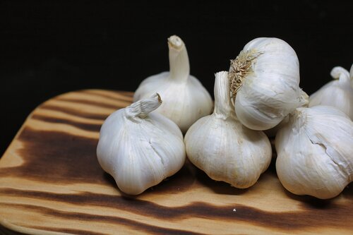 garlic-bulbs-on-brown-surface-1392585.jpg