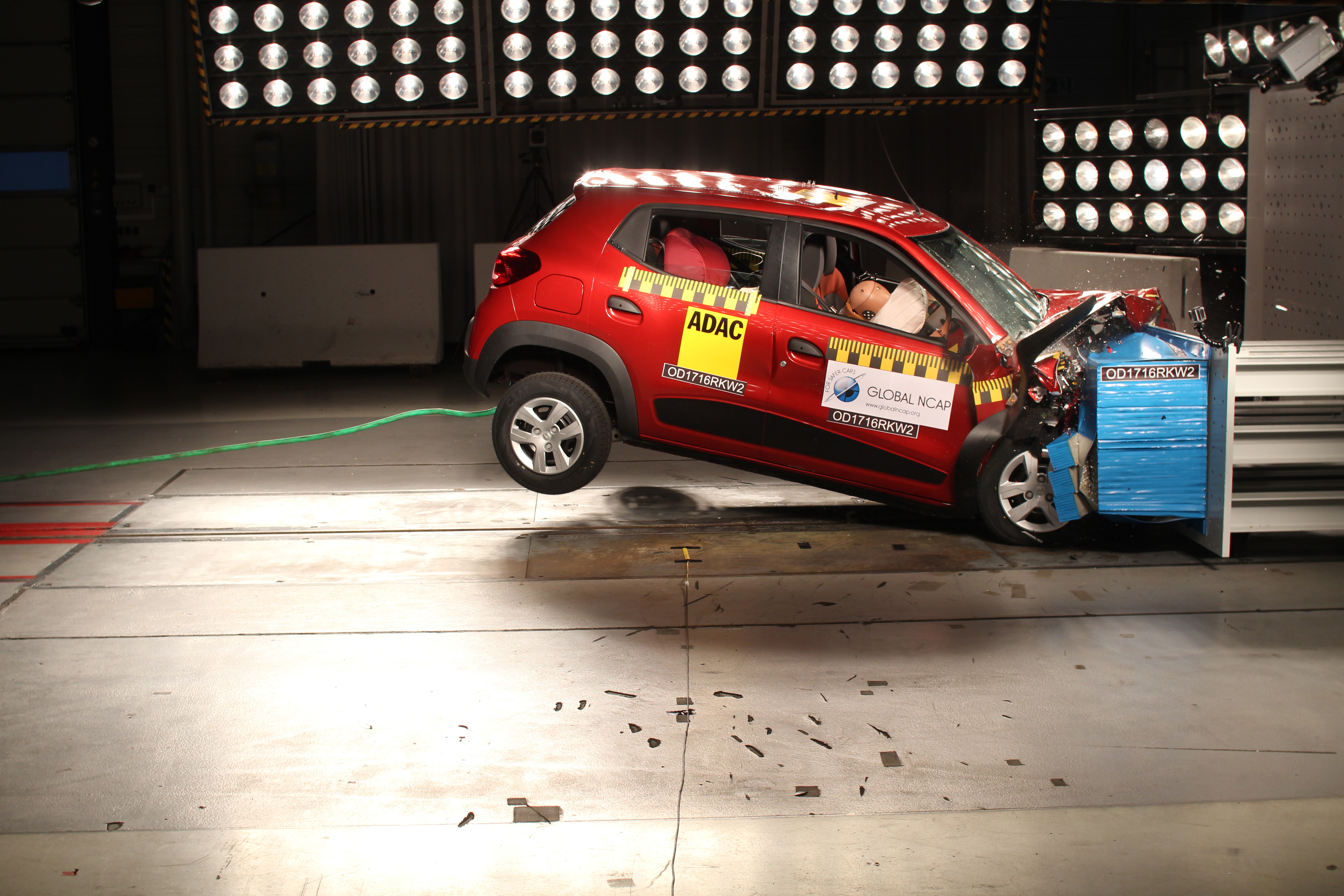 Краш тесты китайских машин. Crash Test Renault Kwid III. Краш тест авто. Краш тесты автомобилей. Испытание автомобиля.