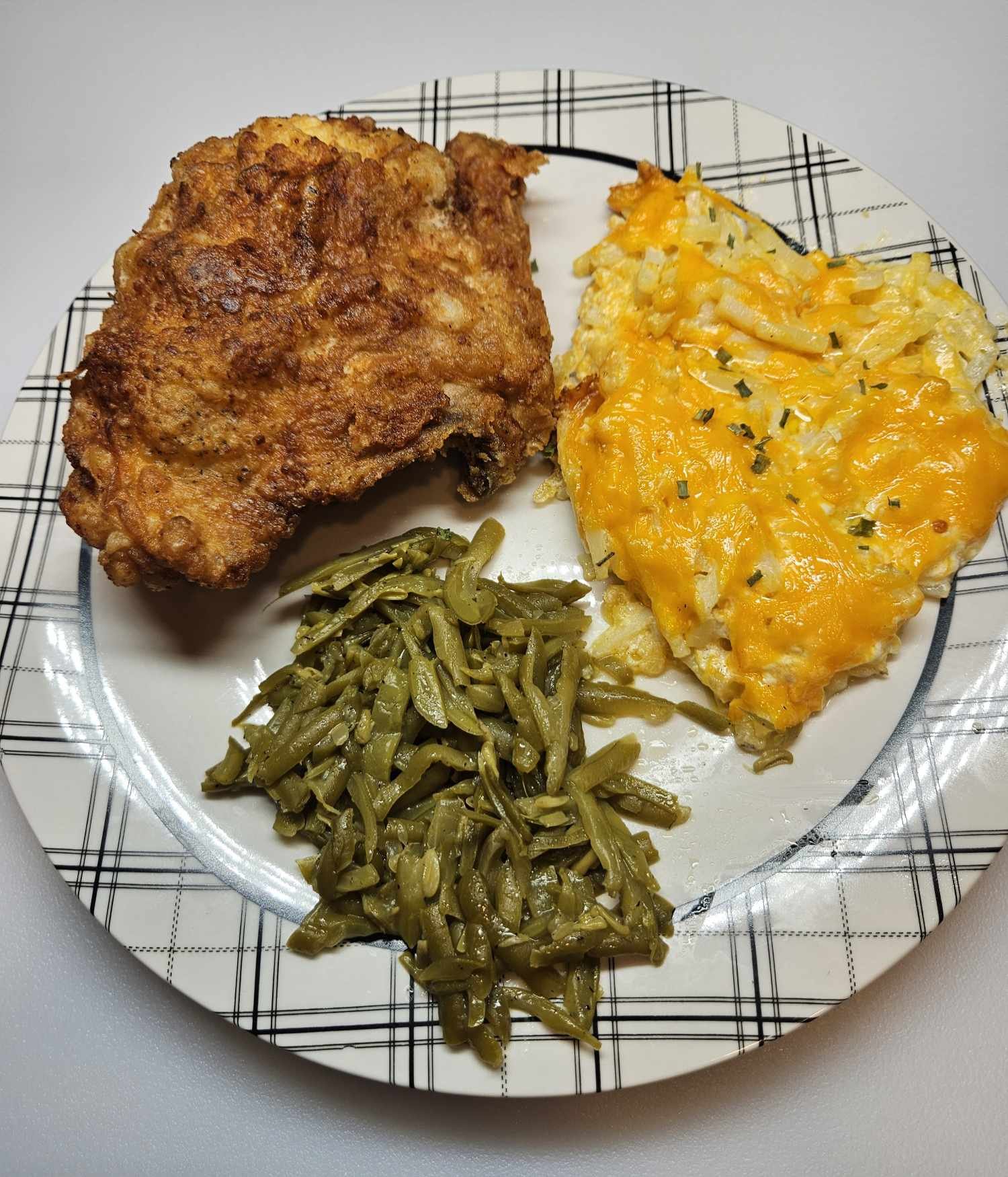 Fried chicken with cheesy hashbrown casserole and French cut green ...