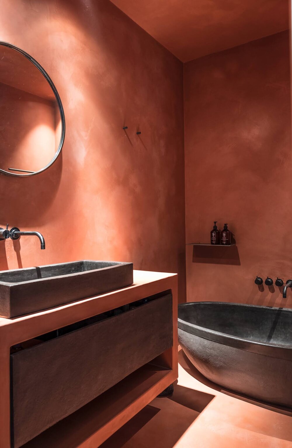une salle de bains en tadelakt terracotta pour murs et plafond