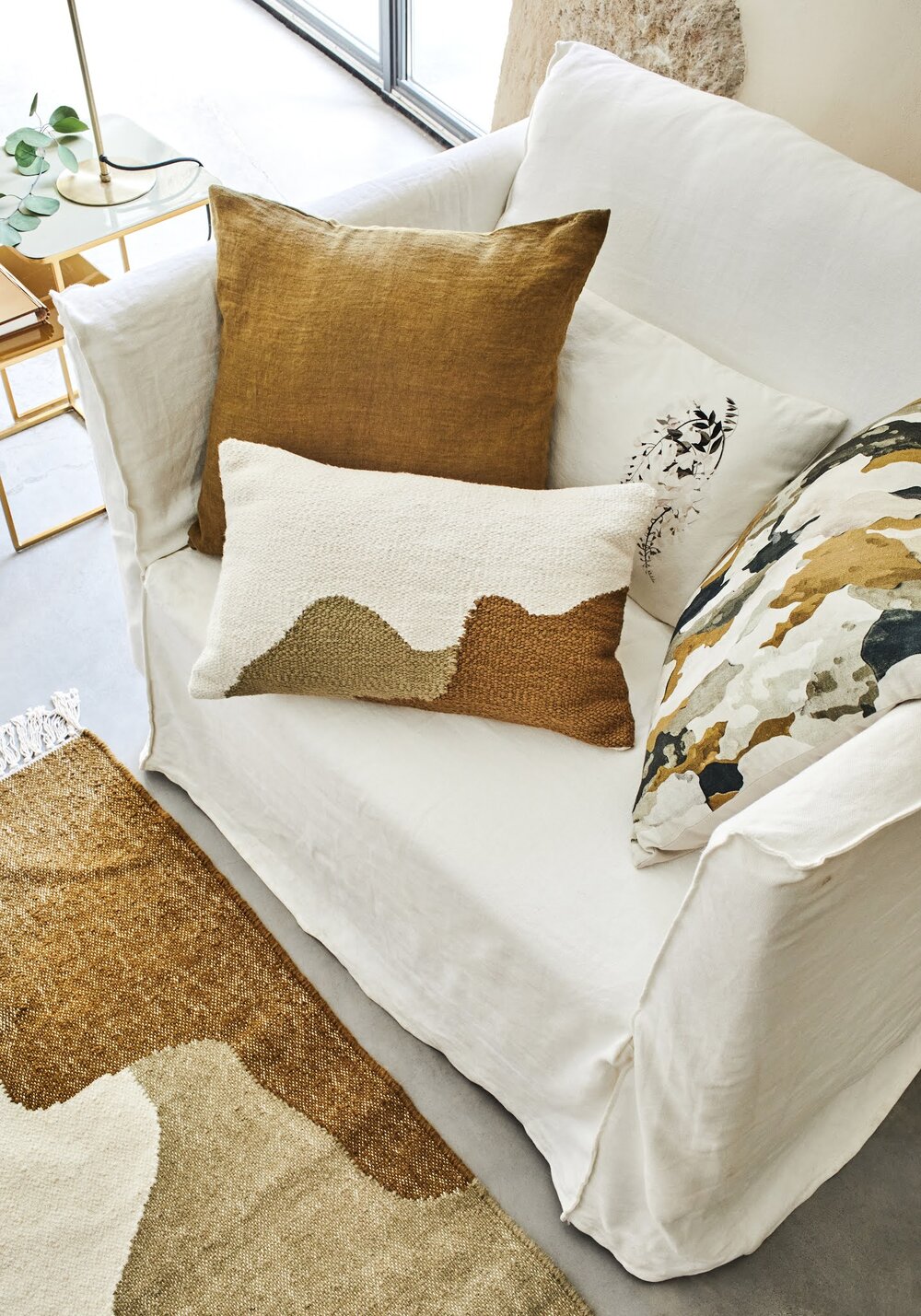 un canapé blanc avec des coussins