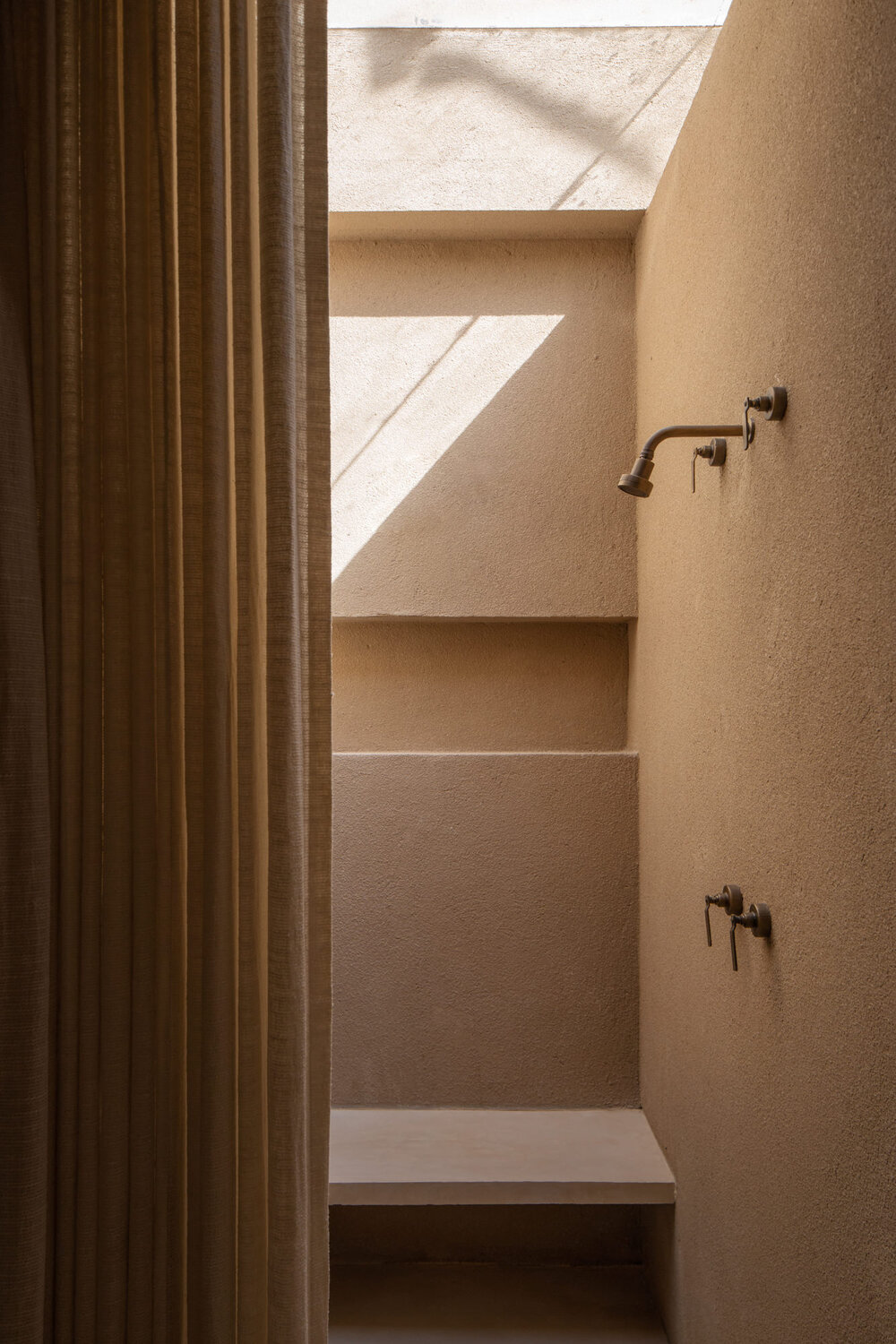 ilaria fatone - une salle de bains en terracotta