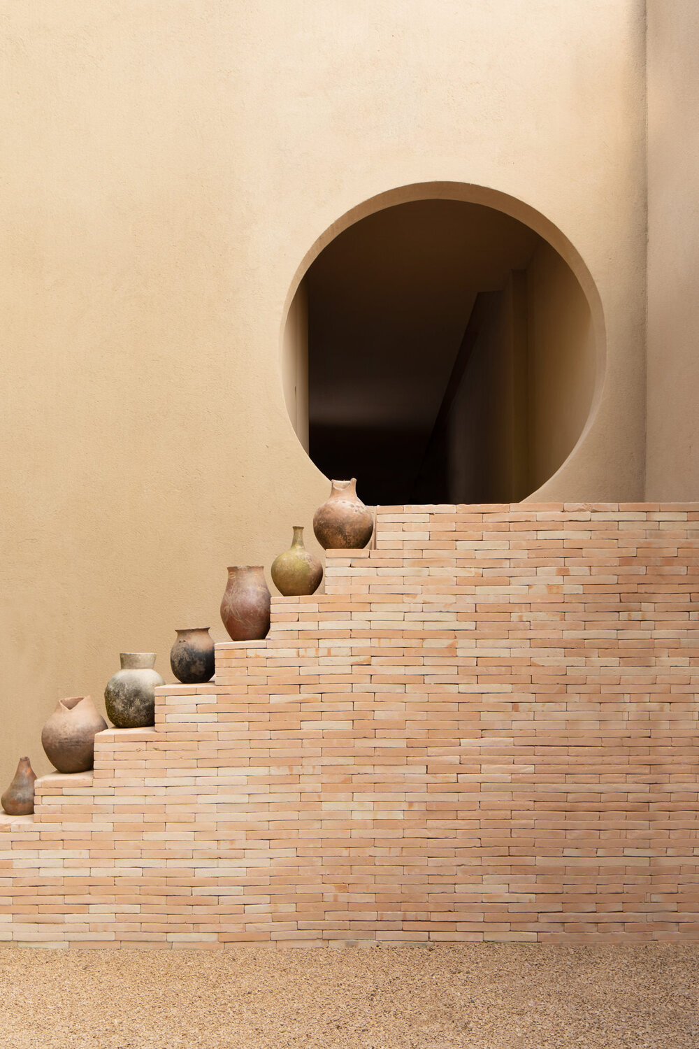 ilaria fatone - escalier en brique et vases en terracotta
