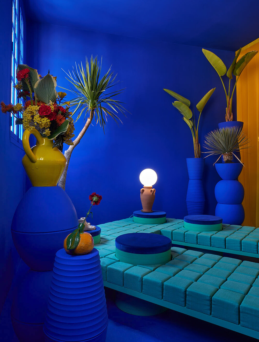 ilaria fatone inspirations - une installation artistique en bleu klein