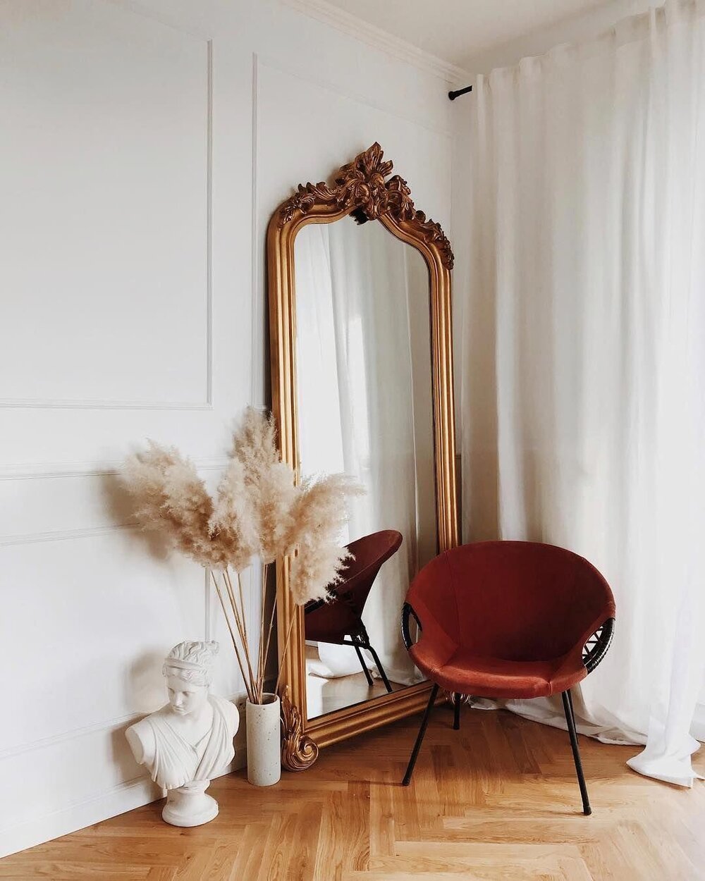 ilaria fatone inspirations - un miroir oversize posé au sol dans une entrée