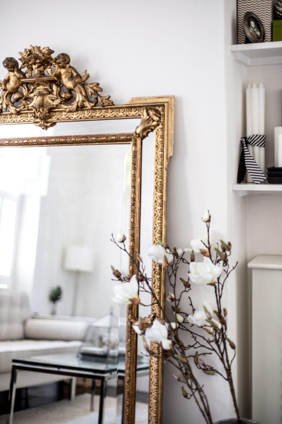 ilaria fatone inspirations - un miroir oversize ancien posé au sol