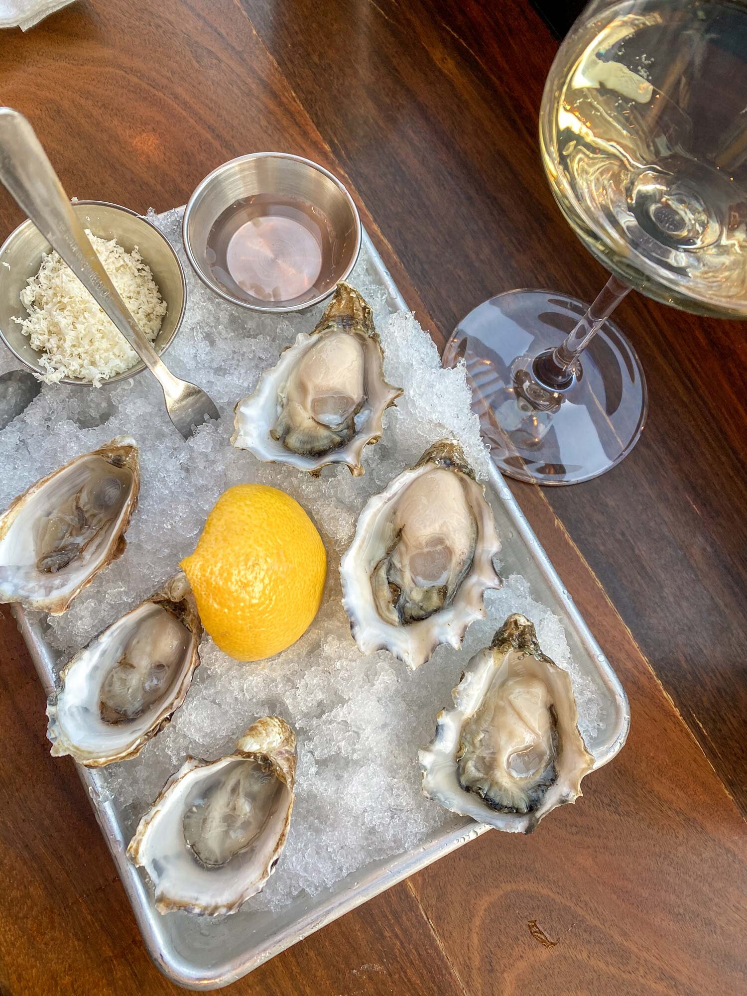 Oyster plate with white wine