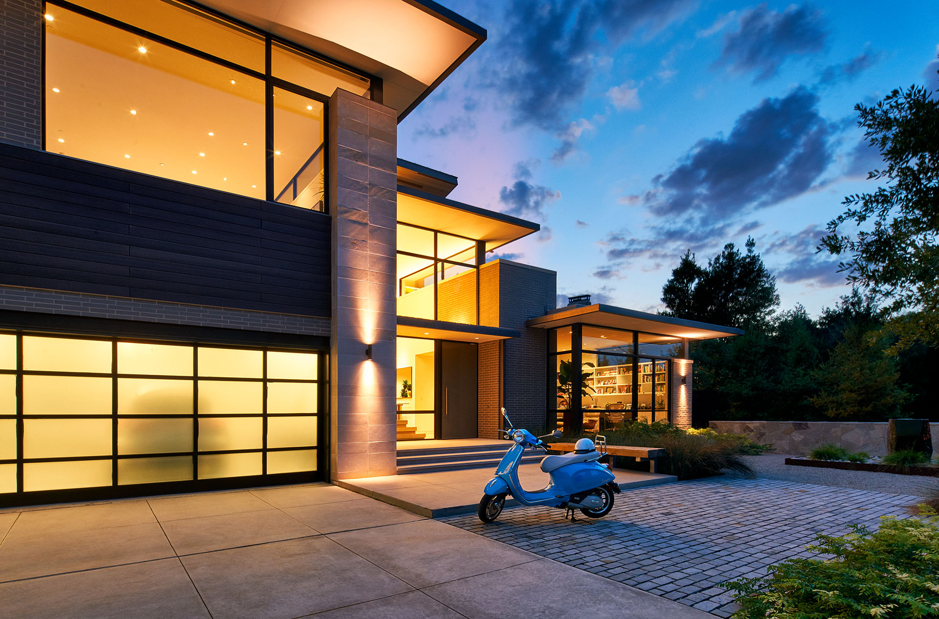 A Bernbaum/Magadini Architects contemporary home featured in a Dallas Architecture Forum Tour showcasing the front exterior with ample floor-to-ceiling windows allowing the outside in.