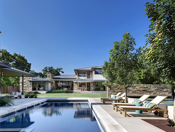 Modern Texas Contemporary home features perfect outdoor space built by Bernbaum/Magadini Architects in North Dallas, Texas.